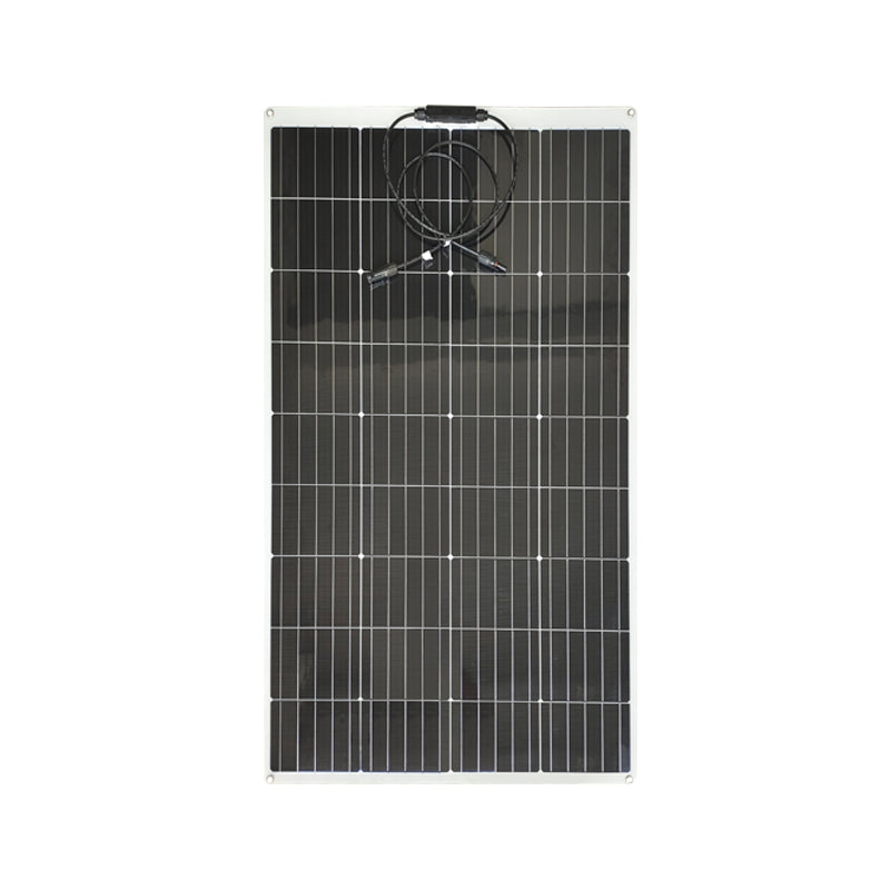 Vertikale Nahaufnahme eines hochleistungsfähigen Solarmoduls mit schwarzen Solarzellen und Kabelanschluss, ideal für umweltfreundliche Energieprojekte und nachhaltige Energieversorgung in Wohn- und Gewerbegebieten.
