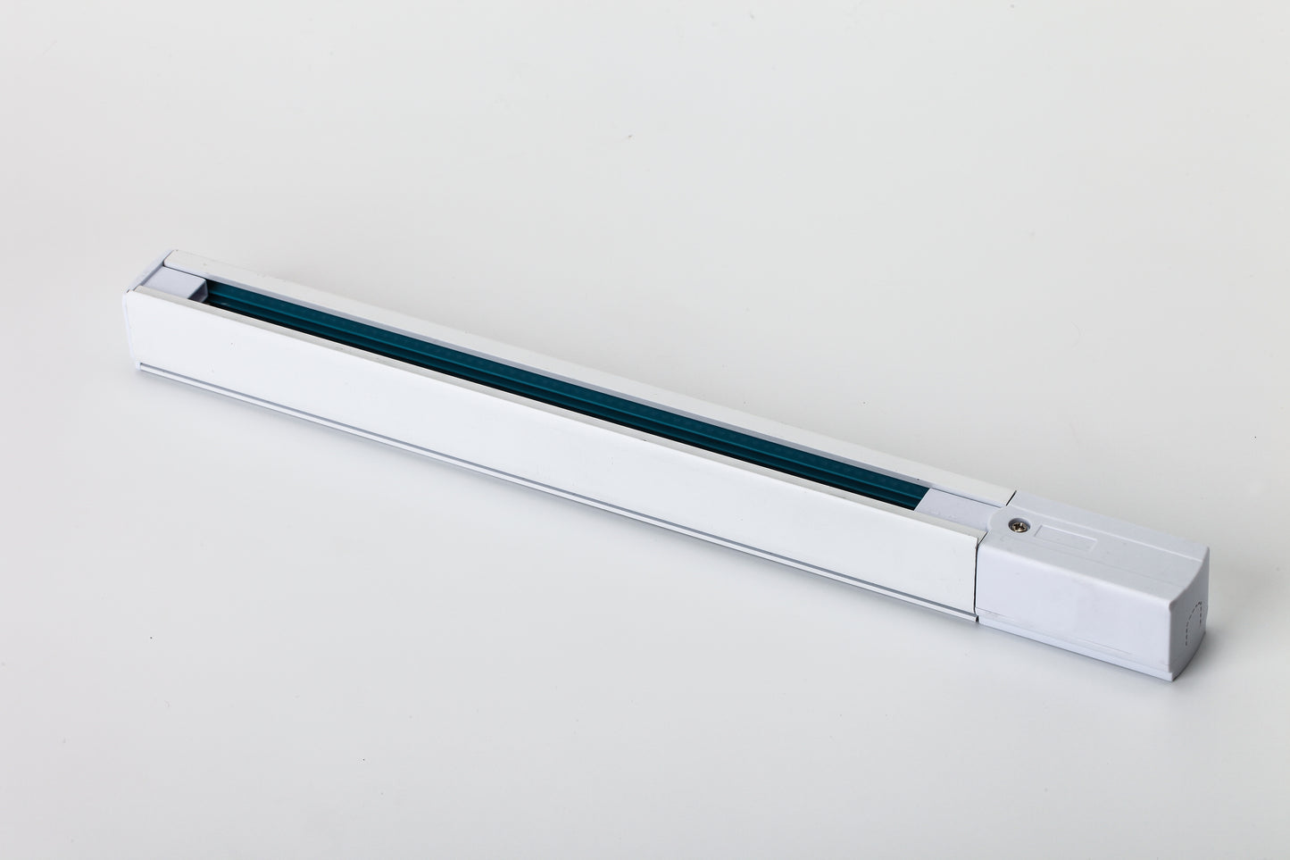 Lange LED-Schienenleuchte in einem schlichten weißen Gehäuse, geeignet für direkte und indirekte Beleuchtung in Geschäften, Galerien oder Zuhause.