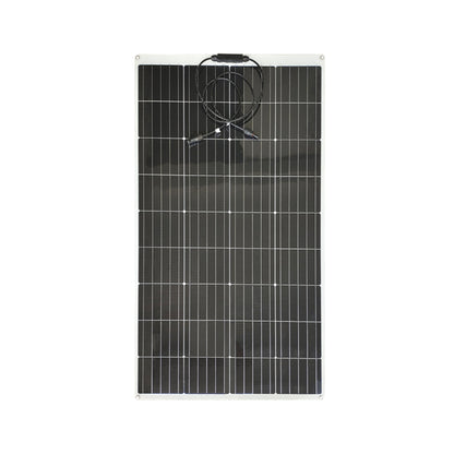 Vertikale Nahaufnahme eines hochleistungsfähigen Solarmoduls mit schwarzen Solarzellen und Kabelanschluss, ideal für umweltfreundliche Energieprojekte und nachhaltige Energieversorgung in Wohn- und Gewerbegebieten. 