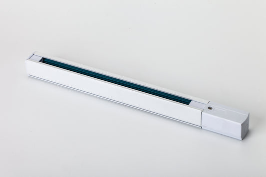 Lange LED-Schienenleuchte in einem schlichten weißen Gehäuse, geeignet für direkte und indirekte Beleuchtung in Geschäften, Galerien oder Zuhause.